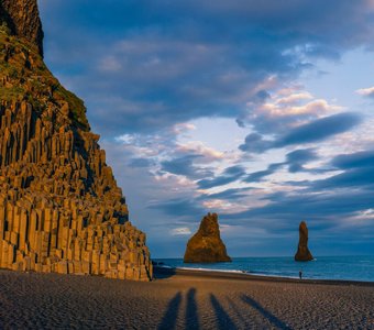 Тени фотографов. Черный пляж. Исландия.