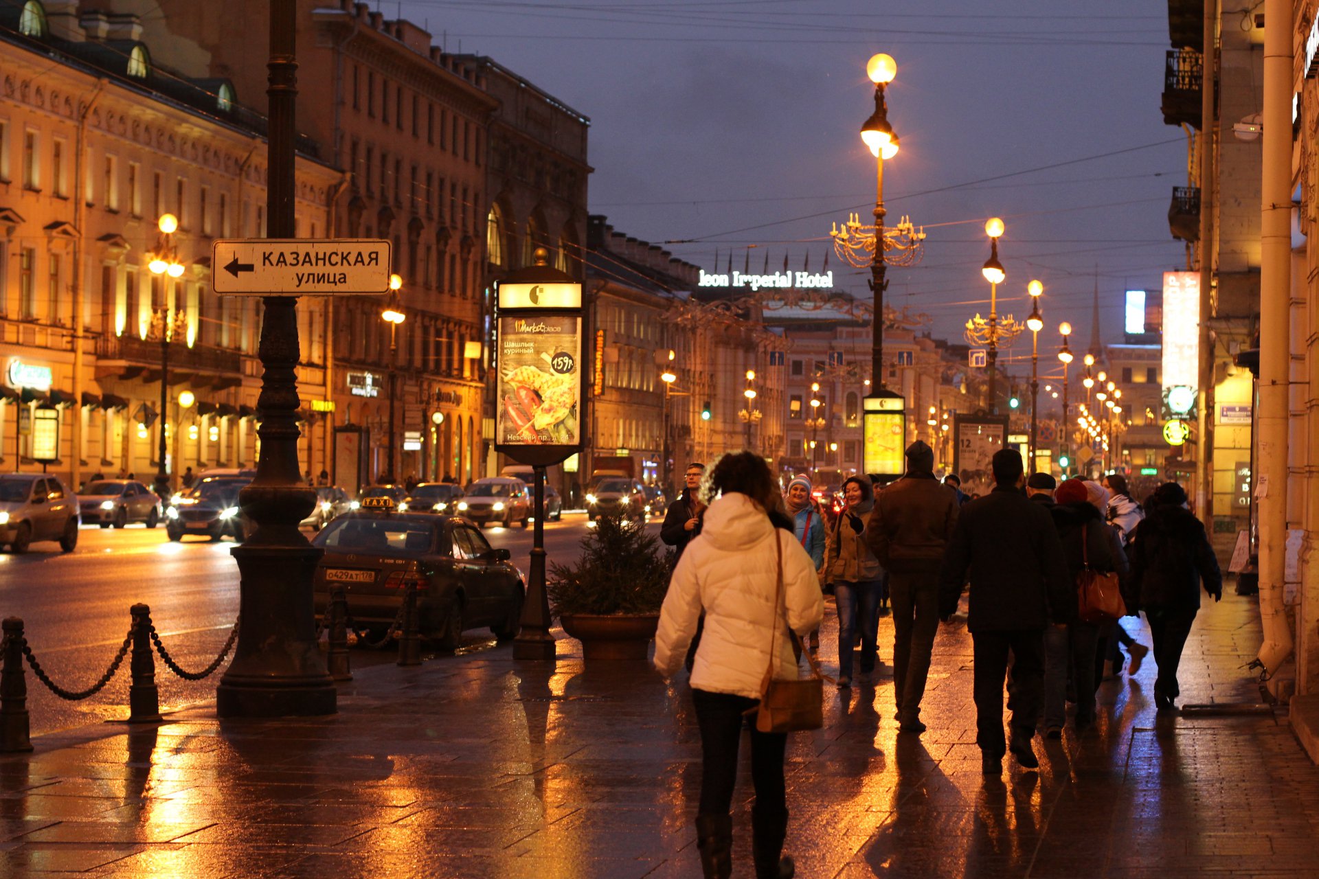 Время в санкт петербурге на сегодня. Невский проспект улица. Санкт Петербург Невский проспект люди. Осень на Невском проспекте Санкт-Петербург. Осенний Питер Невский проспект.