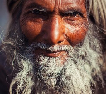 Красивый индийский дедушка