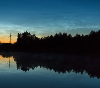 Серебристые облака над лесным озером.