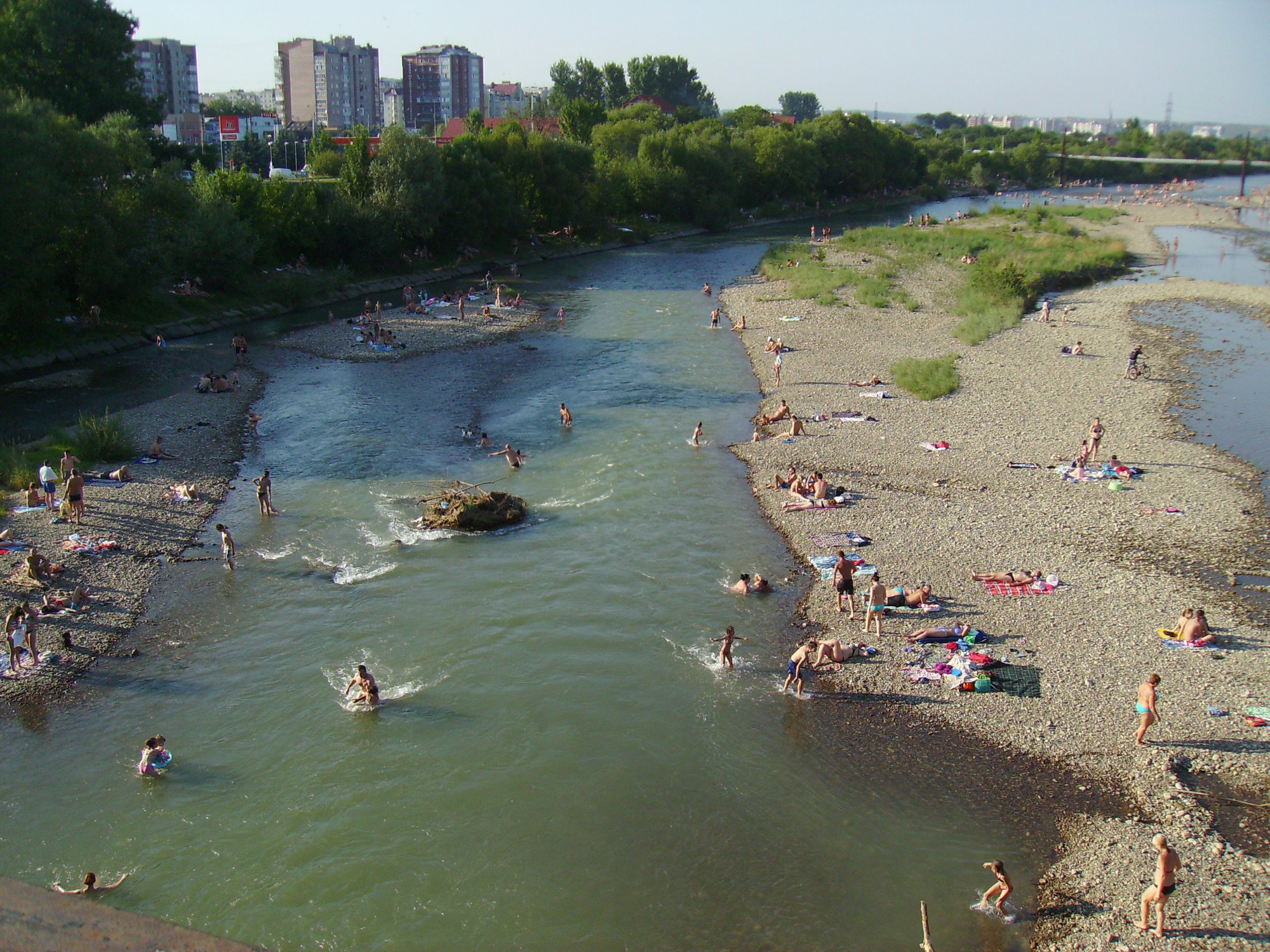 Река  Быстрица  Надворнянская  в  Ивано - Франковске