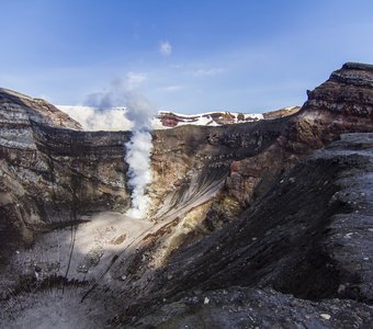 в кратере вулкана