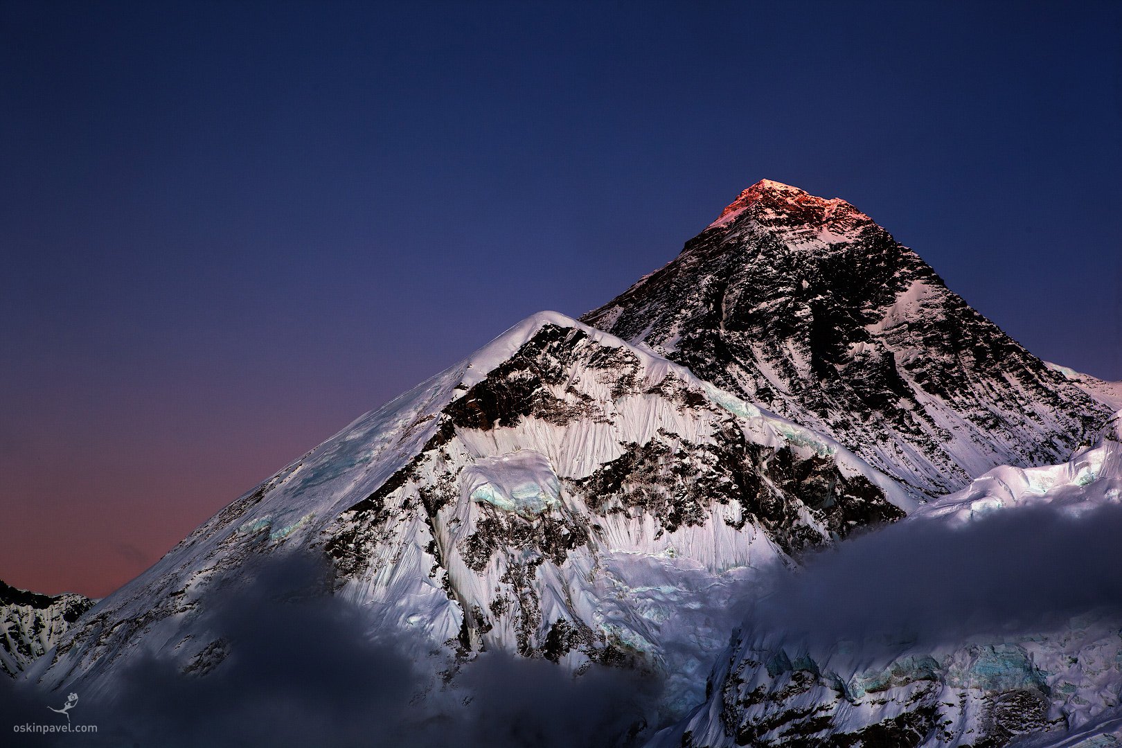 Последнии? луч света на вершине Эвереста. Кала Патхар. Гималаи. Непал.