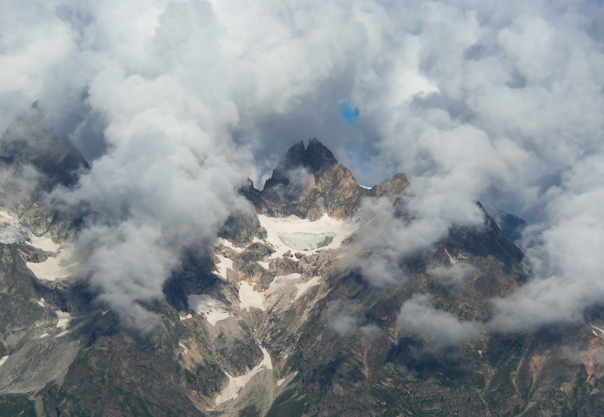 ОБЛАЧНЫЙ ВОРОТНИК ГОРЫ ДВУЗУБКА
