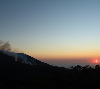 Рассвет над действующим вулканом Питон де ля Фурнез