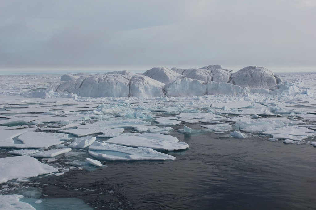 Северный Ледовитый океан острова Северного Ледовитого океана. Ледяной остров. Обледенелый дом на побережье Северного Ледовитого океана. Города России на севере Ледовитом океане.