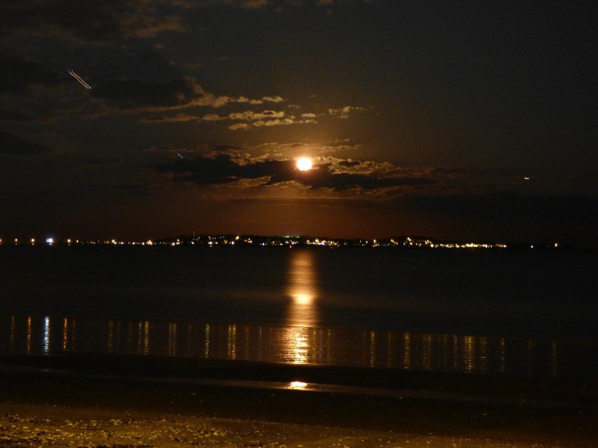 Луна над бостонским заливом