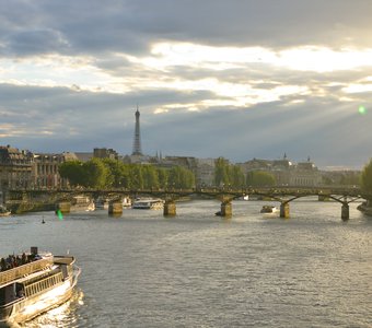Вид на Сену недалеко от Лувра. Париж, Франция