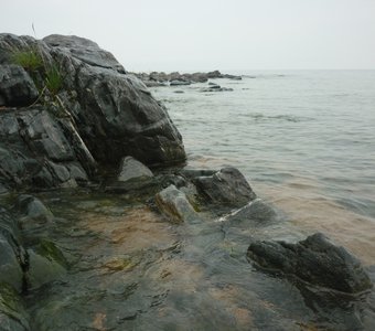 каменистый берег Байкала