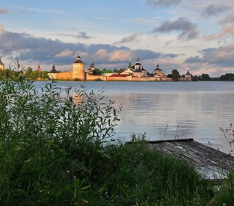 Кирилло-Белозерский монастырь, Сиверское озеро, Вологодская область, в лучах заходящего солнца.