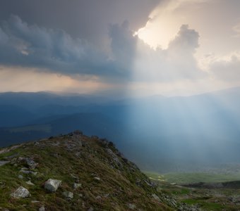 Карпаты. Вид с горы Поп Иван. Светануло