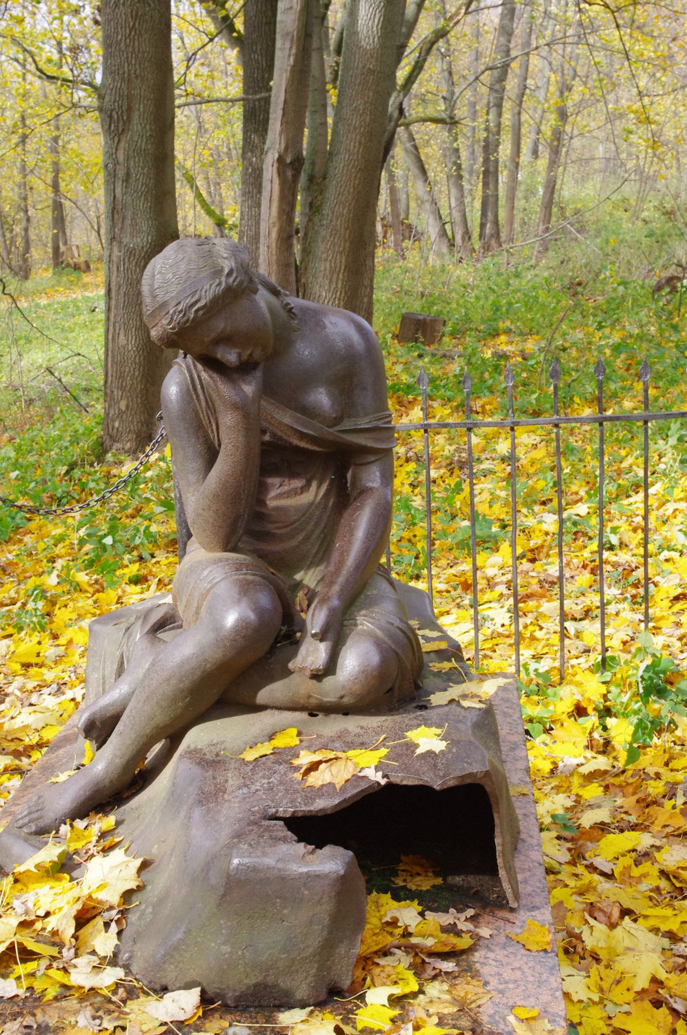 Суханово. Парковая скульптура "Девушка с разбитым кувшином"