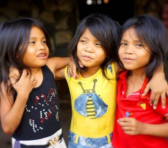 Дети Камбоджи. Тройняшки