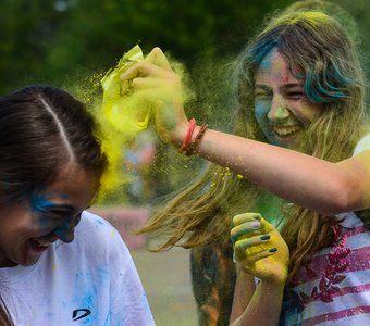 Фестиваль красок на день молодежи в Иркутске