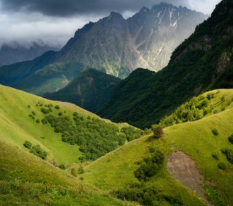 Средь зеленых холмов