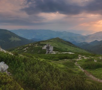 Карпаты. Вухатый камень. Лучи над Дземброней.