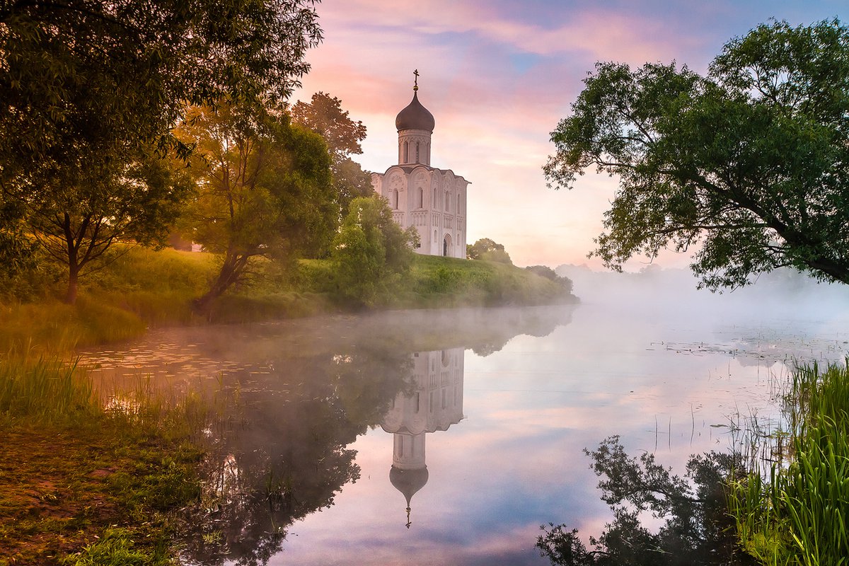 церкви с рекой