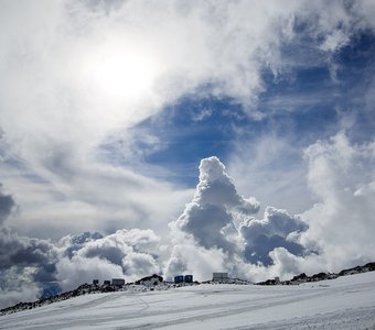 Гена и Чебурашка в облаках Эльбруса