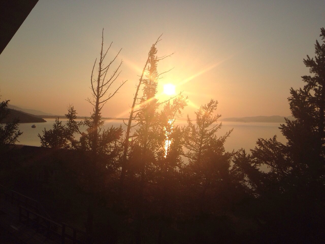 Рассвет на малом море озера Байкал