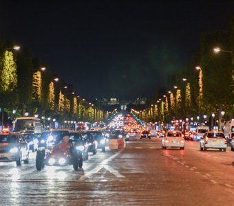 Елисейские Поля ночью. Париж, Франция