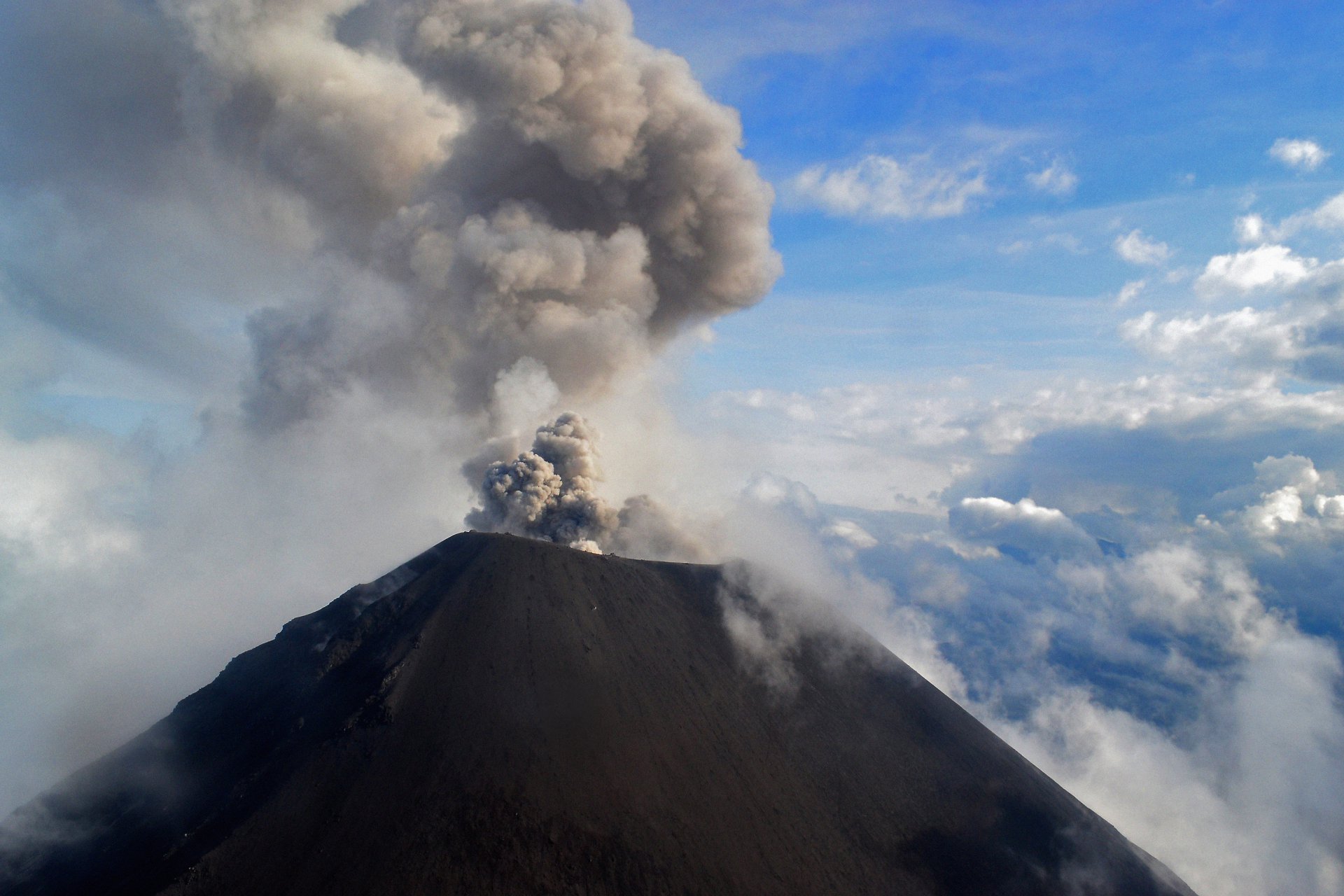 Вопреки известных представлений вулкан не всегда выглядит. Карымская сопка вулкан. Вулканы Камчатки Карымская сопка. Карымская сопка извержение. Карымская сопка вулкан извержение.