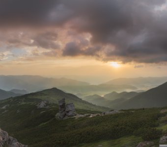 Карпаты. Рассвет с Вухатого Камня с видом на Дземброню.