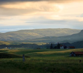 Исландская деревня в лучах летнего заката