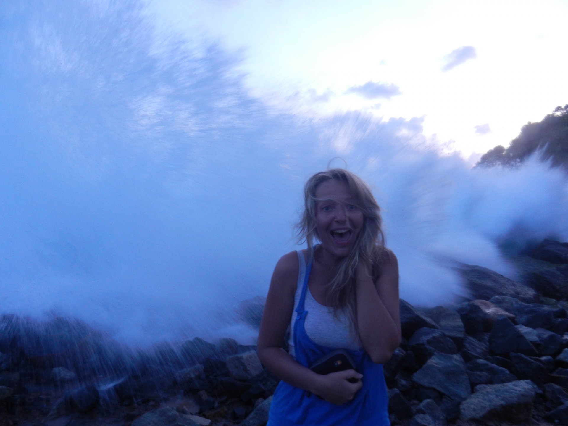 Волна нечаянно нагрянет ...