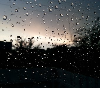 капли дождя на стекле