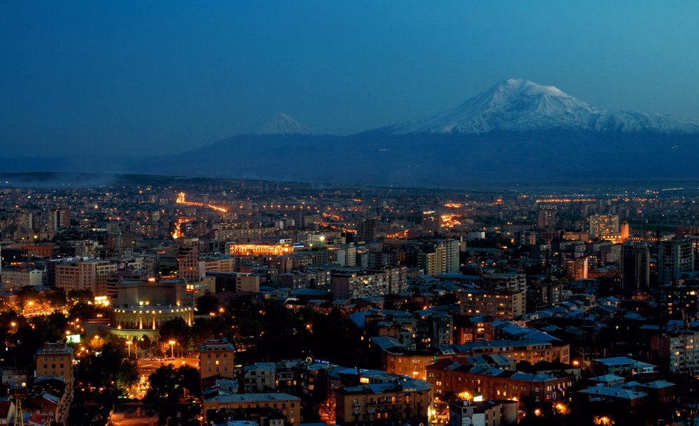 Ереван уровень. Столица Армении Ереван. Ереван Арарат. Ночной Ереван с Араратом. Город Ереван гора.