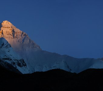Эверест  в лучах заката