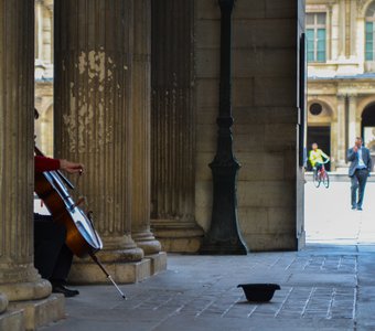 Уличный музыкант. Лувр, Париж, Франция