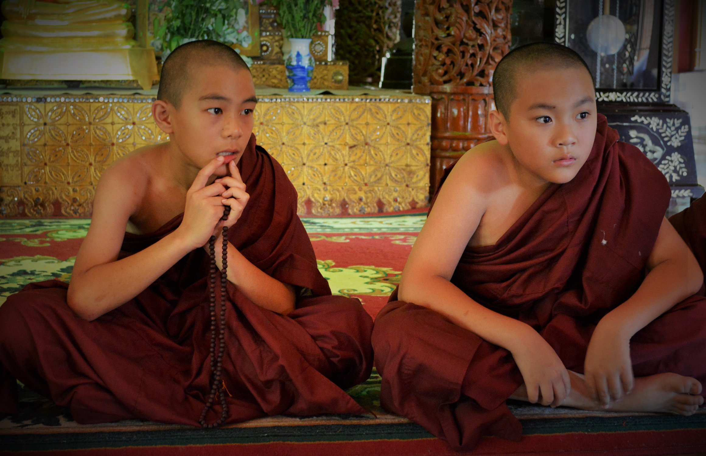 Молодые бирманские монахи