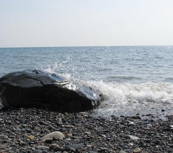 Большой камень на берегу Охоткого моря