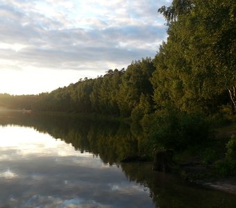 Берег озера на закате