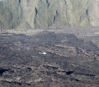 Прогулочный вертолет в кальдерьере вулкана Питон Ла Фурнез. Остров Реюньон