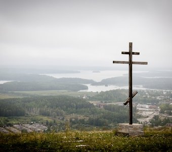 Деревянный поклонный крест на вершине горы