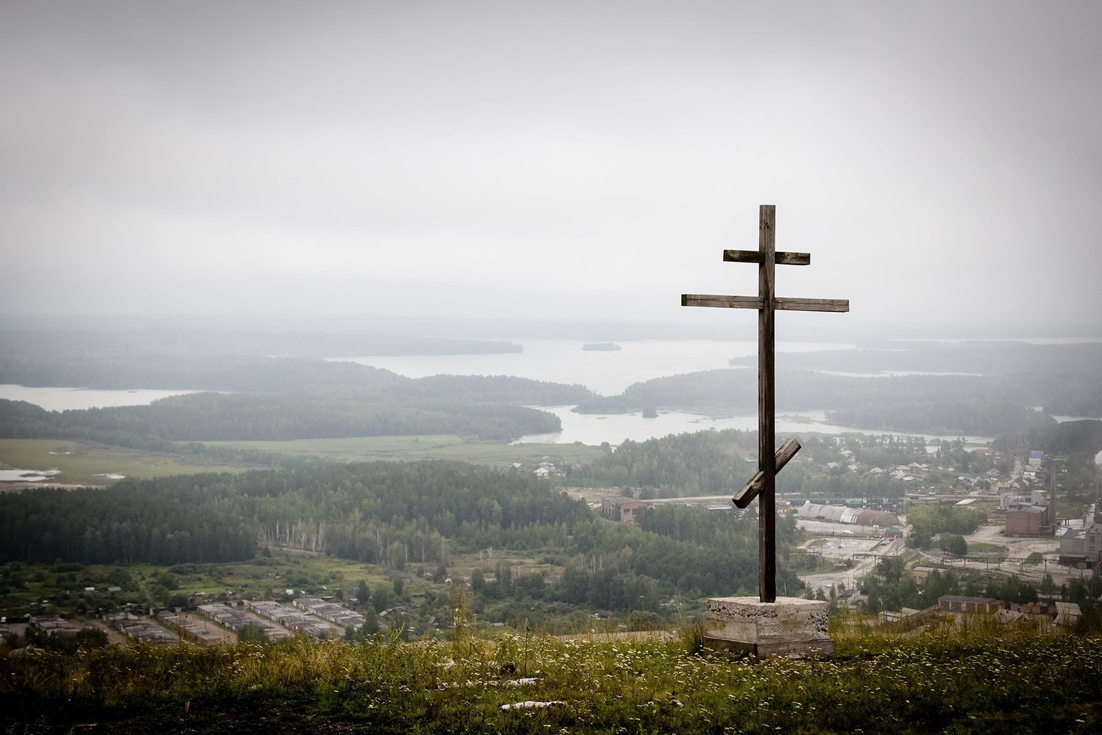 Деревянный поклонный крест на вершине горы