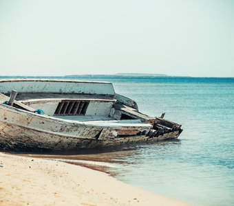 Старая рыбацкая лодка. Египет.