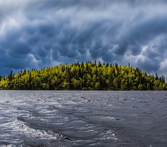 Облака Mammatus над озером