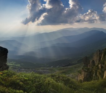 Вид с горы Поп Иван. Лучи заходящего солнца.