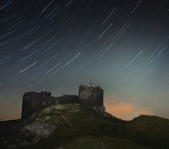 Карпаты. Обсерватория на горе Поп Иван ночная, на фоне звездных треков.