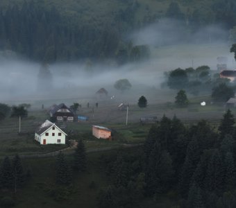 Карпаты. Раннее утро в Дземброне.