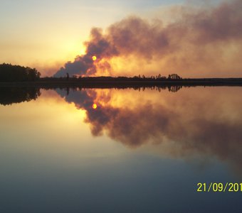 Солнечный закат в дыме лесного пожара