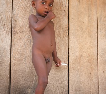 Папуасский ребенок с сигаретой