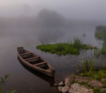 Лодка на реке Угра.