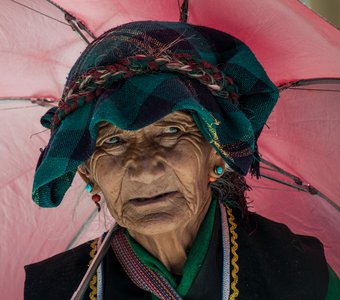 Пожилая китаянка с зонтиком