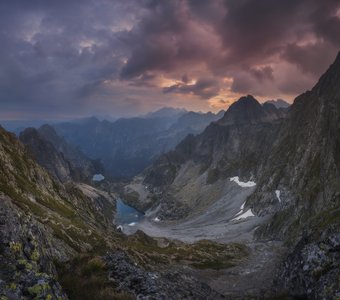 Словакия. Высокие Татры. Вид с седла Вага (2340 м над у.м.) на Польские Татры и Замороженнное озеро (Zmrzle pleso)