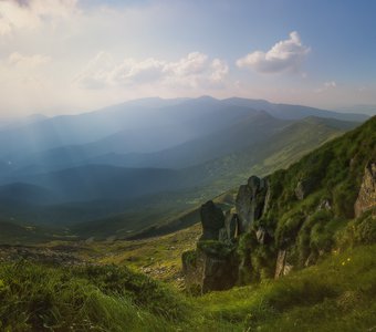 Карпаты. Вид с горы Поп Иван. Горы в лучах заходящего солнца.