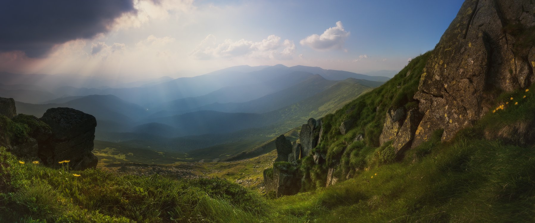 Карпаты. Вид с горы Поп Иван. Горы в лучах заходящего солнца.